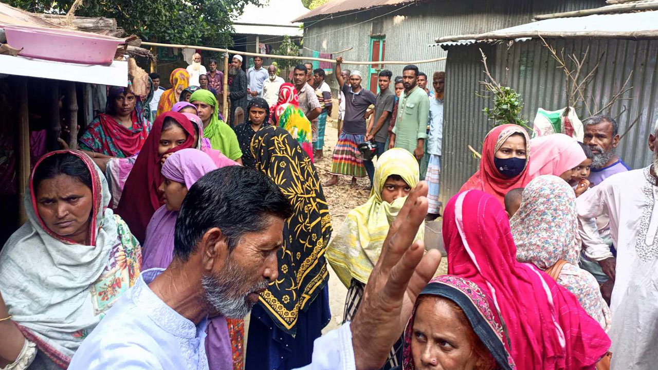 মোবাইল ভেঙে ফেললেন বাবা, ফাঁস নিল মেয়ে