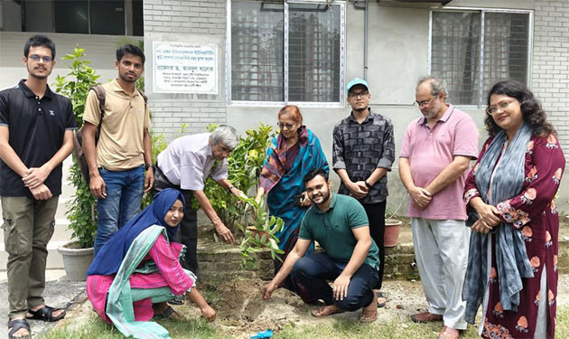 রাবি সায়েন্স ক্লাবের পক্ষ থেকে নর্থ বেঙ্গল ইন্টারন্যাশনাল ইউনিভার্সিটিতে ফুলগাছ প্রদান