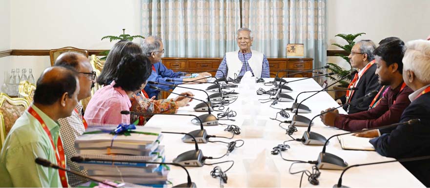 প্রধান উপদেষ্টার কাছে গণমাধ্যম সংস্কার কমিশনের রিপোর্ট জমা