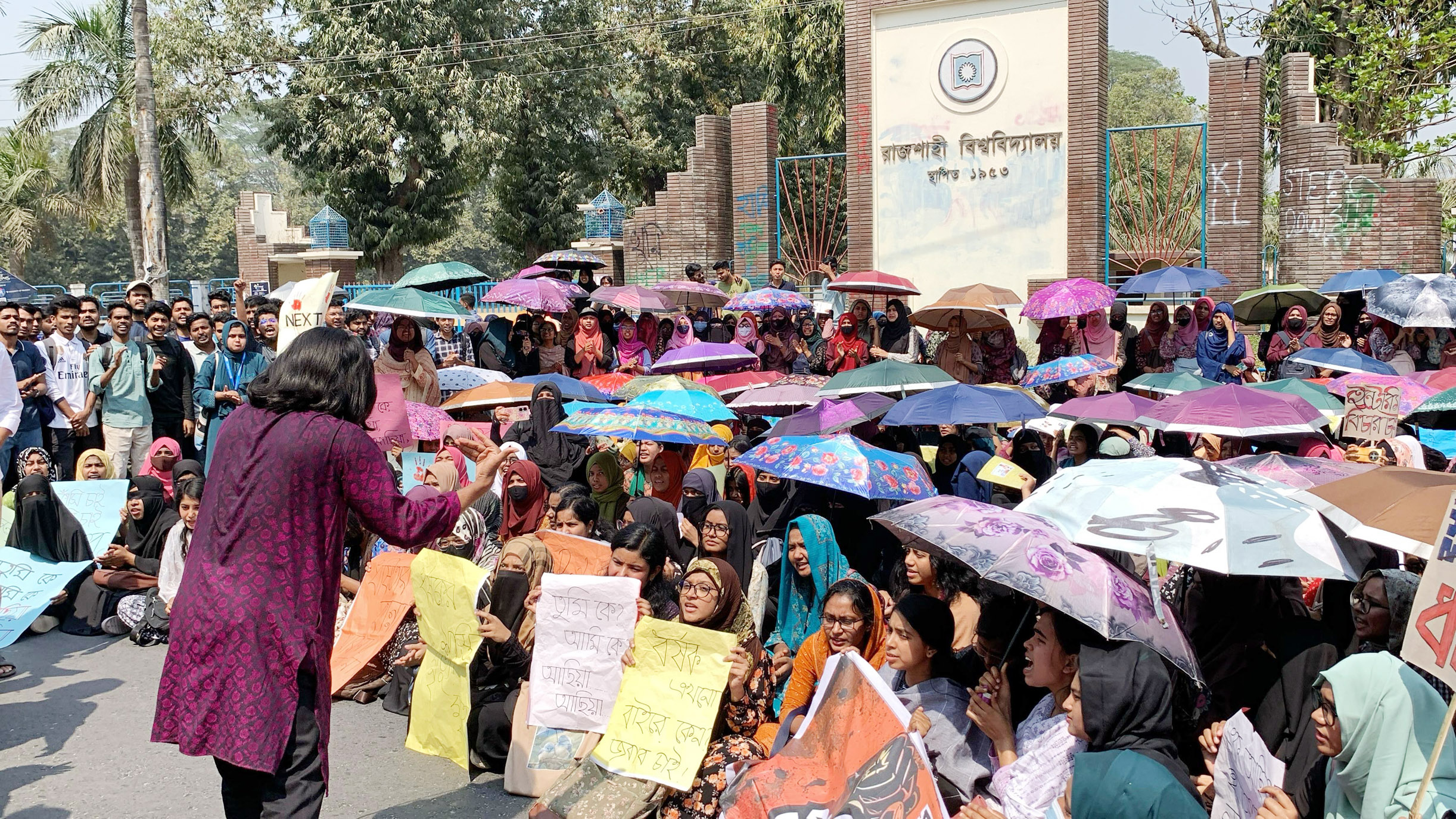 ধর্ষকের সর্বোচ্চ শাস্তির দাবিতে ঢাকা-রাজশাহী মহাসড়ক অবরোধ করে রাবি শিক্ষার্থীদের বিক্ষোভ