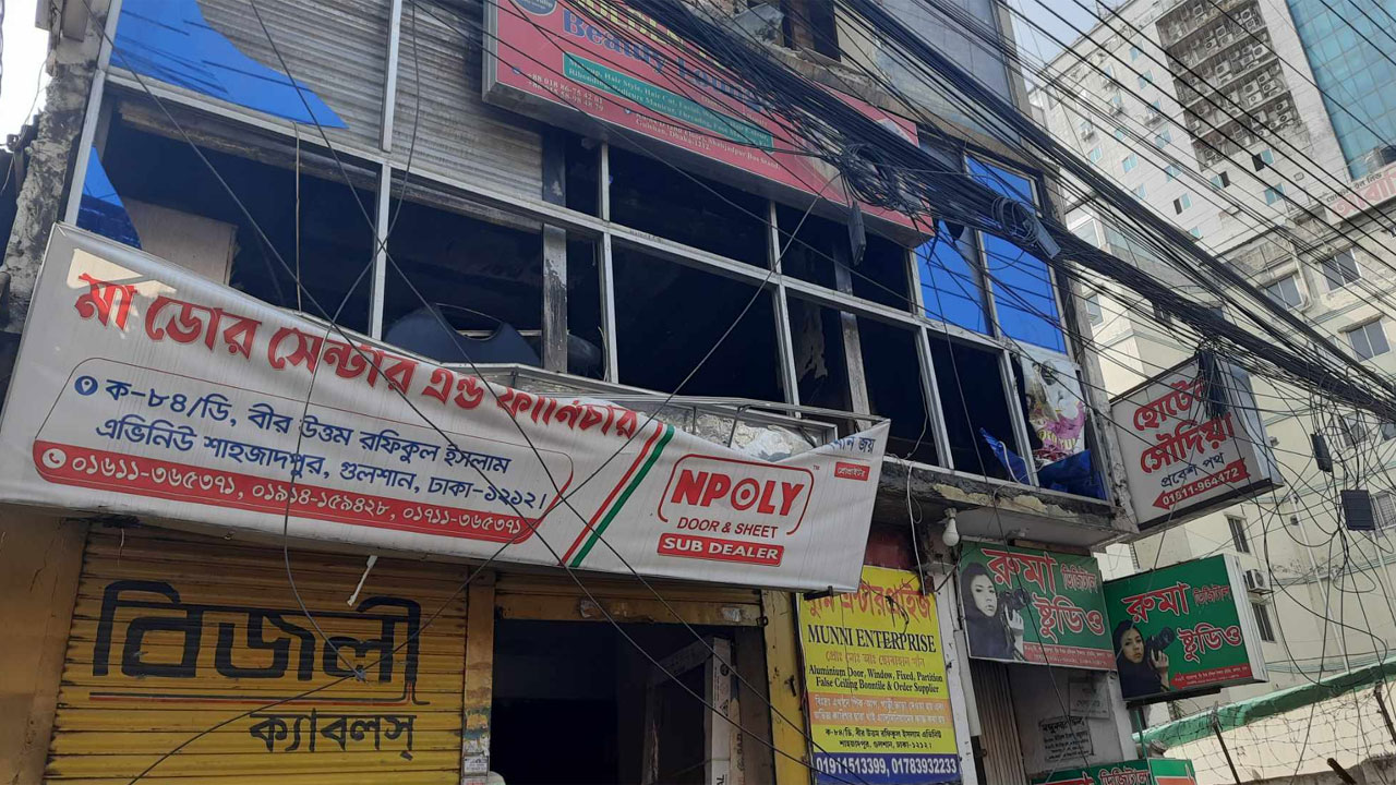 শাহজাদপুরে আবাসিক হোটেলে আগুন, চারজনের মৃত্যু