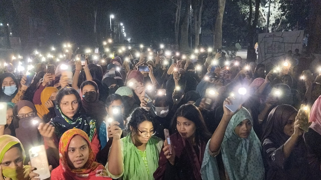 ধর্ষকের সর্বোচ্চ শাস্তির দাবিতে রাবিতে বিক্ষোভ