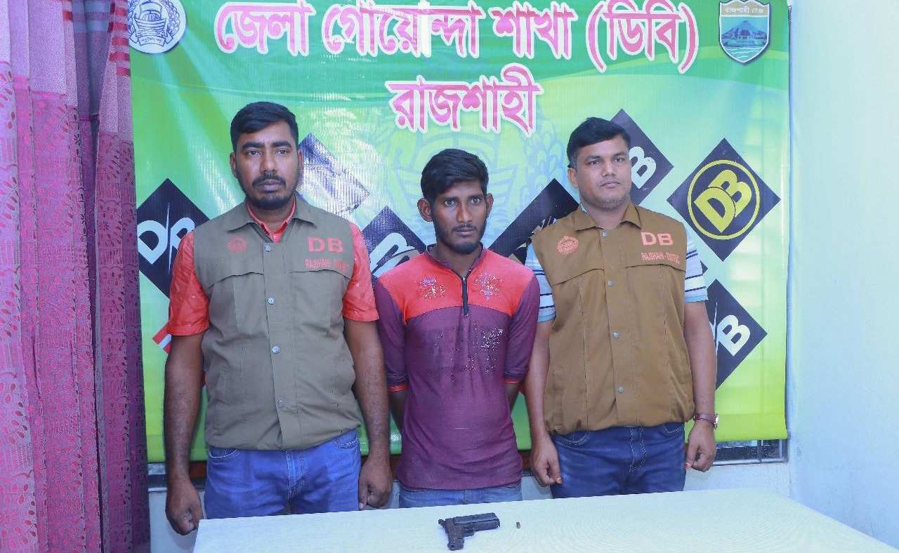 দুর্গাপুরে বিদেশি পিস্তলসহ এক অস্ত্র ব্যবসায়ী গ্রেপ্তার