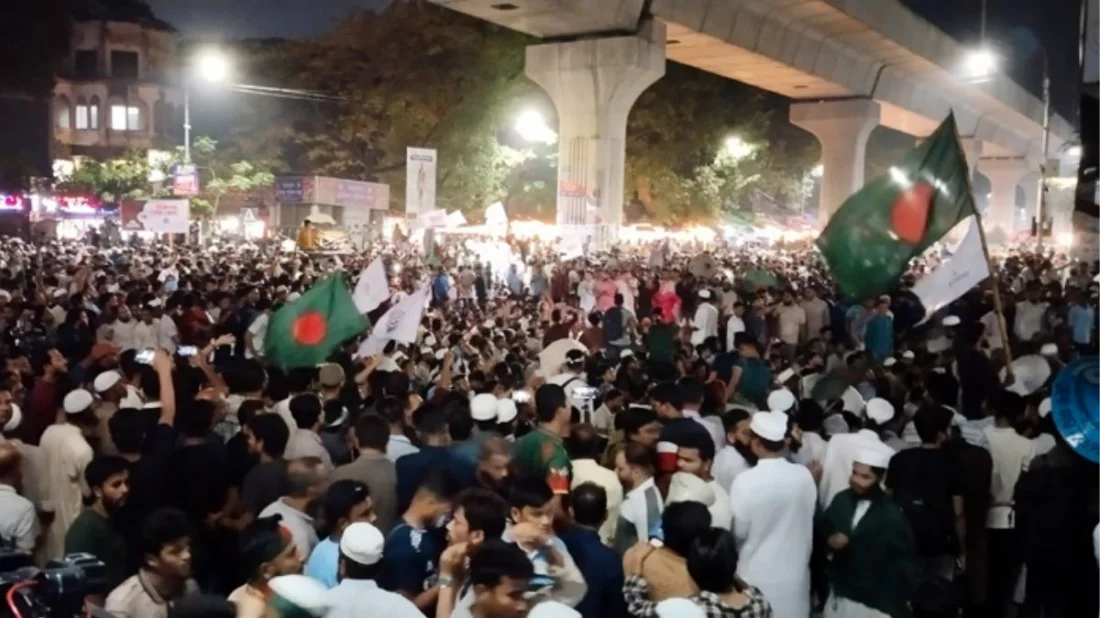 ‘আওয়ামী লীগ ব্যান করো’ স্লোগানে ৪ ঘণ্টা ধরে অবরোধ শাহবাগ, বন্ধ যান চলাচল